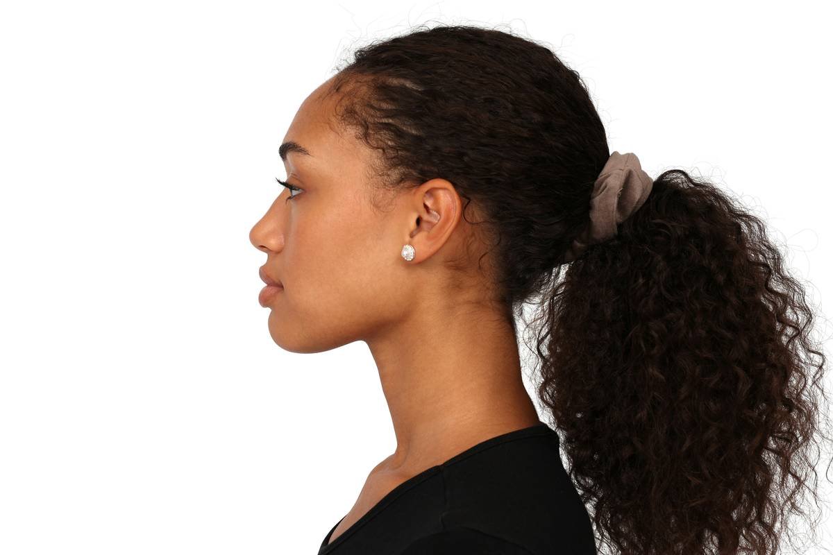 Bar chart comparing tensile strength (in grams-force) of 5 popular hair clip types: plastic, enamel, metal with rubber grip, coated metal, and titanium alloy. Titanium alloy shows highest at 220g.