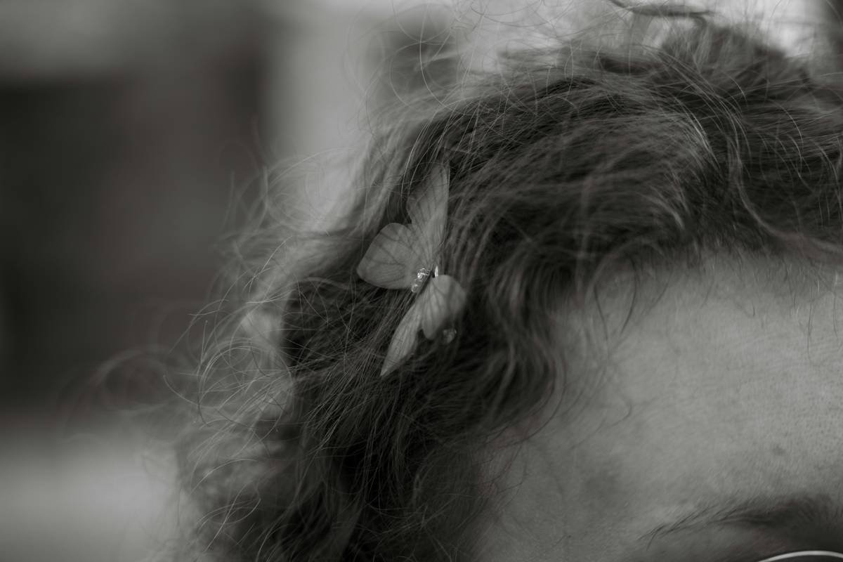 Bar chart showing consumer priorities vs. market offerings for everyday hair clips: 68% want comfort/durability, but only 29% of products deliver