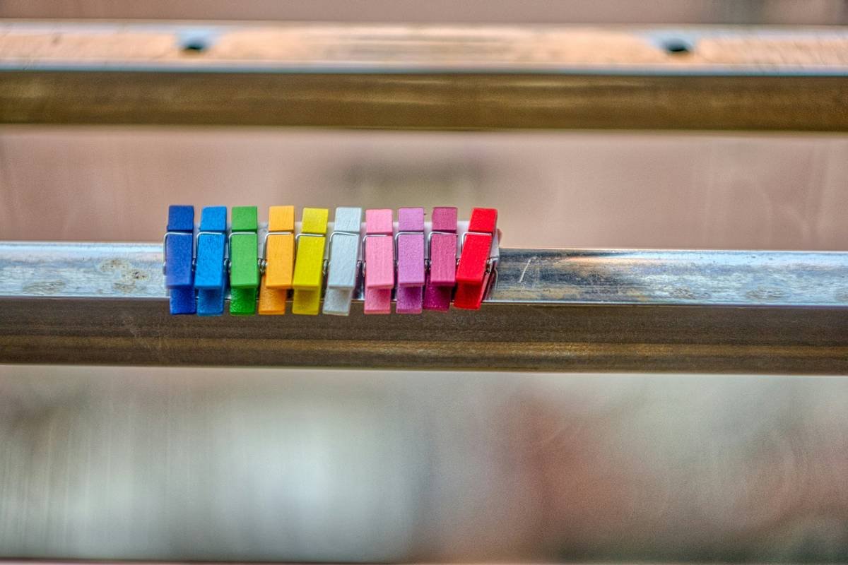 Bar chart showing global hair accessories market growth from 2020 to 2024, highlighting rise in decorative clip sales