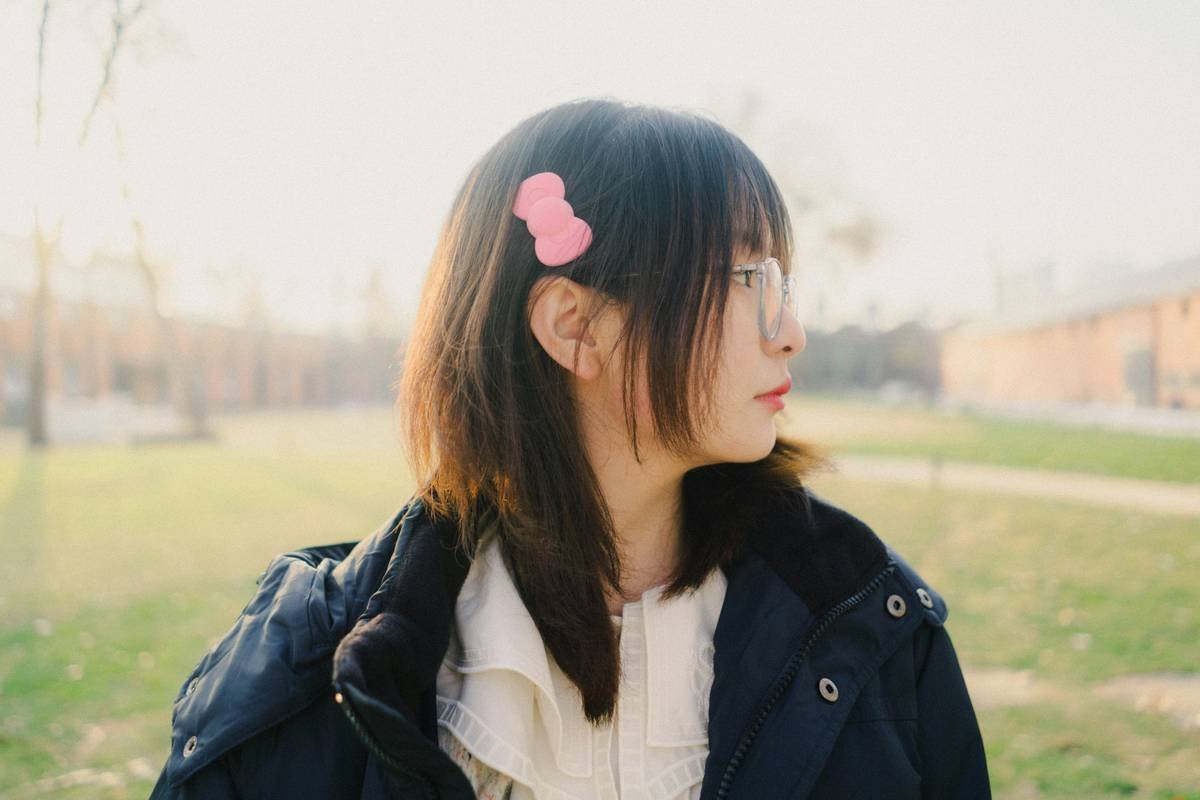 Infographic comparing gentle hair clip types: duckbill, jaw, snap, barrette—showing pressure points and ideal uses