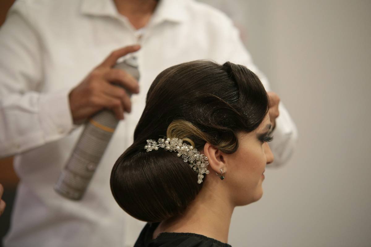 How Volumizing Powder + Hair Clips Create Next-Level Volume (Without the Heat Damage)