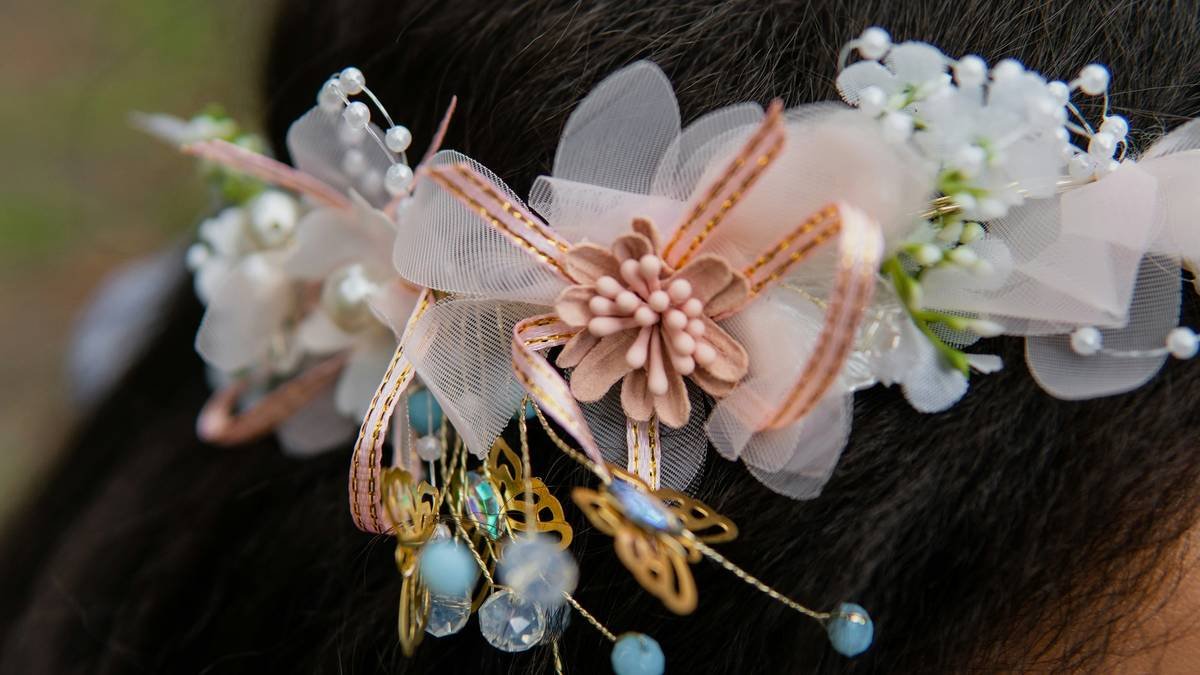Infographic comparing durability, eco-impact, and grip strength of common boho hair clip materials: wood, resin, metal, and plastic