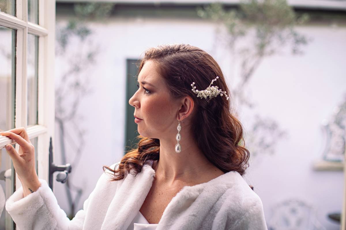 Timeline infographic showing popular vintage hair clip styles by decade: 1920s bobby pins and bandeaus, 1930s Art Deco combs, 1940s victory rolls with rhinestone barrettes, 1950s pearlized jaw clips, 1960s mod geometric designs